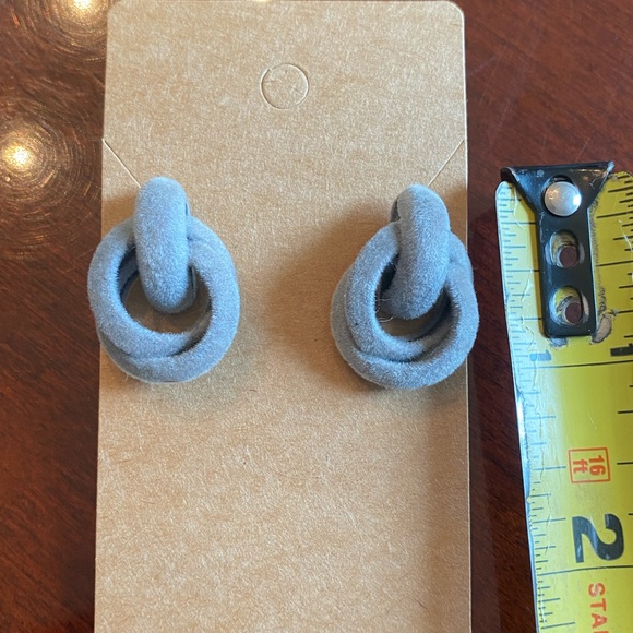 Gray Twisted Fabric Pierced Earrings - Picture 4 of 4